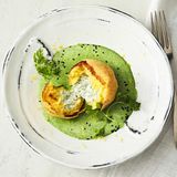 Polentaknödel mit Spinat-Zitronen-Sauce