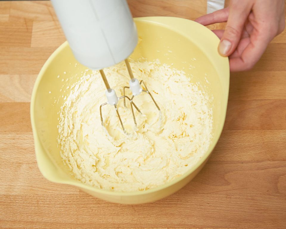 Rührteig in einer Schüssel mixen. Rührteig in einer Schüssel mixen.