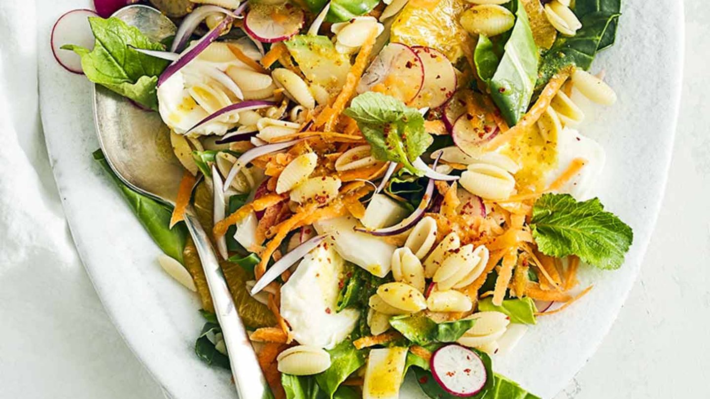 Mangold-Nudel-Salat mit Kurkuma-Dressing Rezept