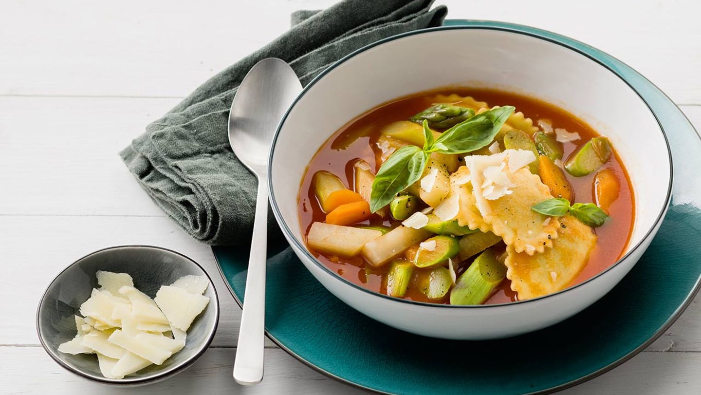 Frühlings-Minestrone mit grünem Spargel Rezept