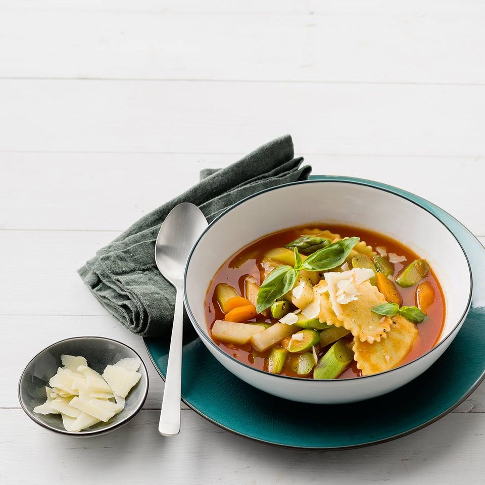 Frühlings-Minestrone mit grünem Spargel Rezept - [ESSEN UND TRINKEN]