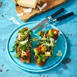 Geschmorte Tomaten auf geröstetem Brot