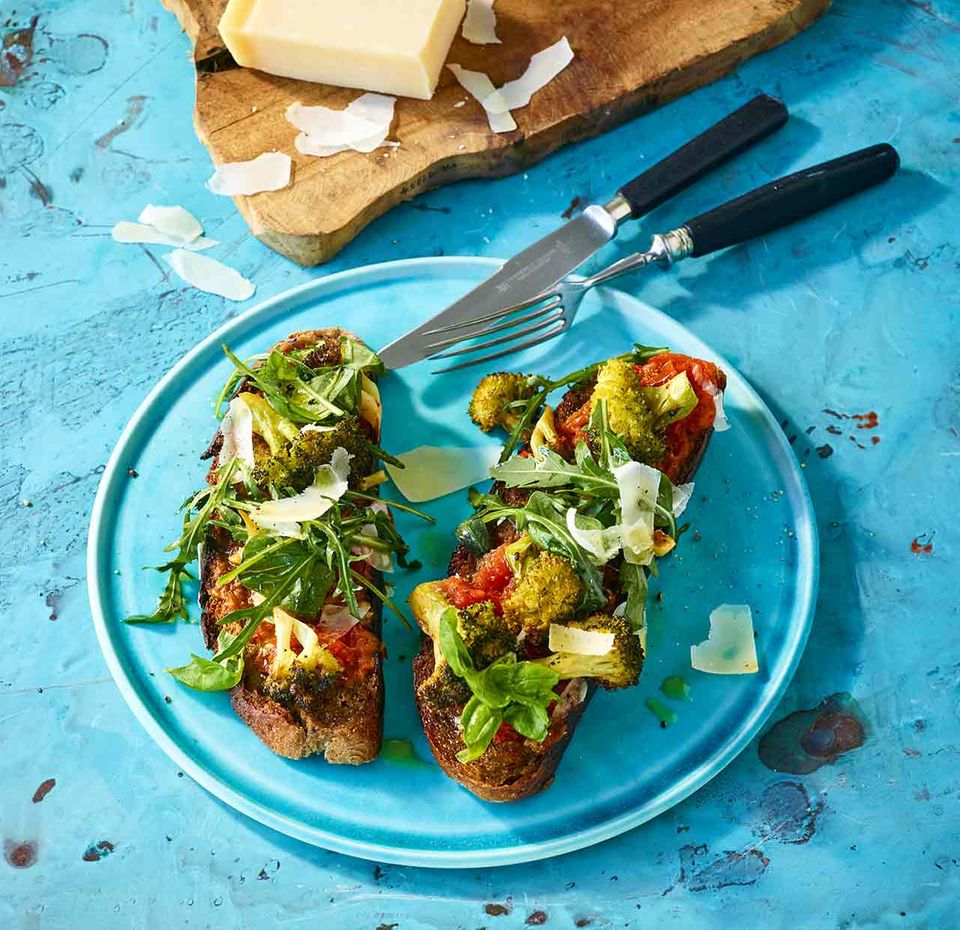 Geschmorte Tomaten auf geröstetem Brot Geschmorte Tomaten auf geröstetem Brot