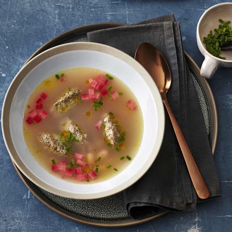 Rhabarber-Sellerie-Suppe mit Lebernocken