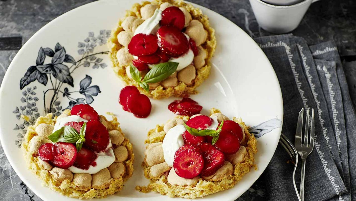 Erdbeerküchlein mit Basilikumsahne Rezept