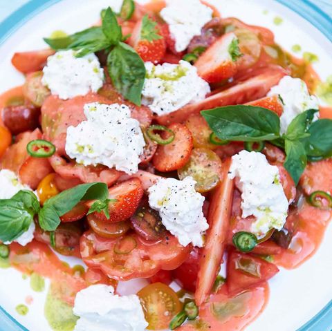 Erdbeer-Tomaten-Salat mit Burrata