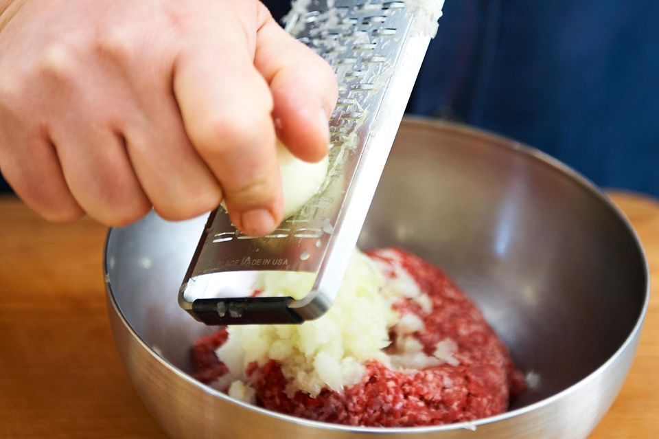 Zwiebel für Hackfleisch reiben