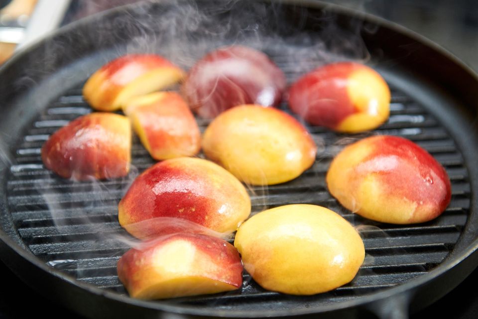 Pfirsiche auf einer Grillpfanne