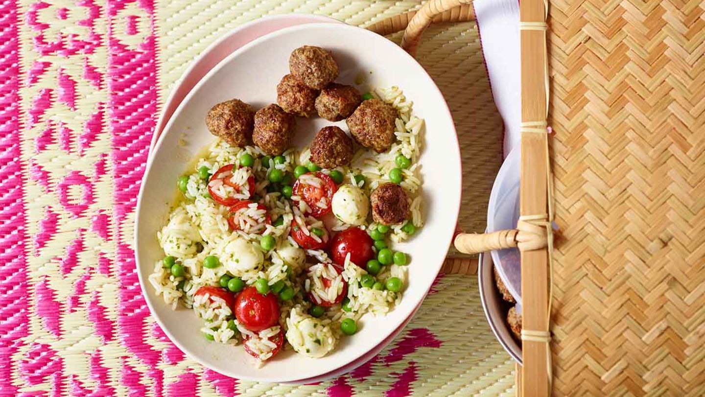 Mini-Hackbällchen mit Reissalat Caprese Rezept
