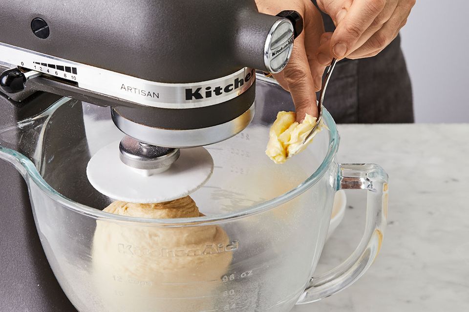 Butter in Stückchen zum Teig geben