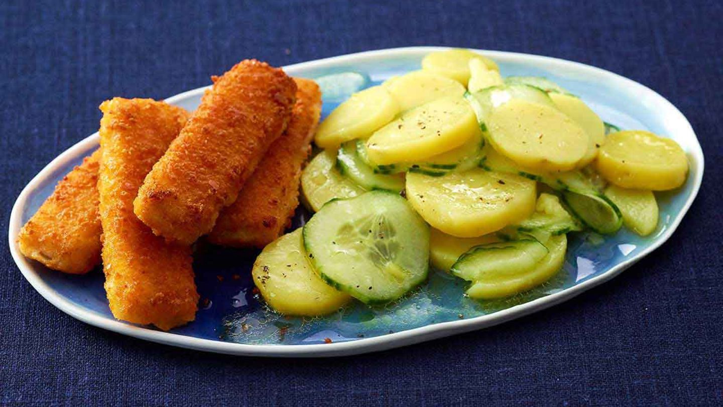 Kartoffel-Gurken-Salat mit Fischstäbchen Rezept - [ESSEN UND TRINKEN]