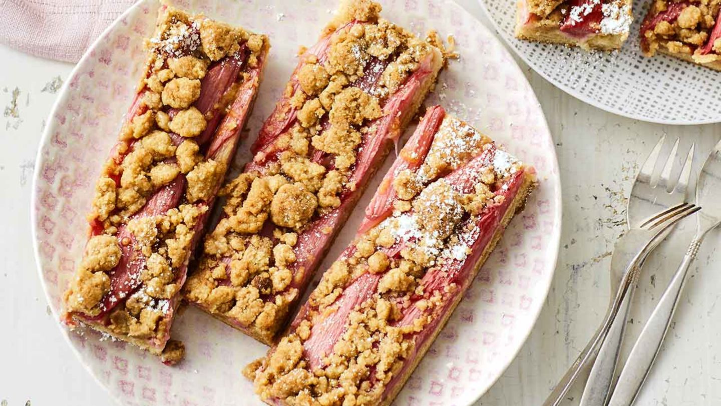 Rhabarber Streuselkuchen Mit Hefeteig Rezept Essen Und Trinken