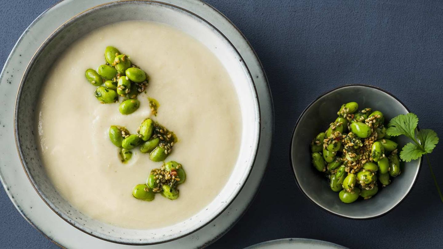 Blumenkohlsuppe mit marinierten Edamamekernen Rezept - [ESSEN UND TRINKEN]