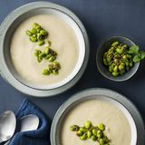 Cremige Blumenkohlsuppe mit marinierten Edamamekernen