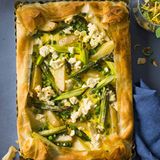 Grüne Filoteig-Tarte mit Minz-Mandel-Gremolata