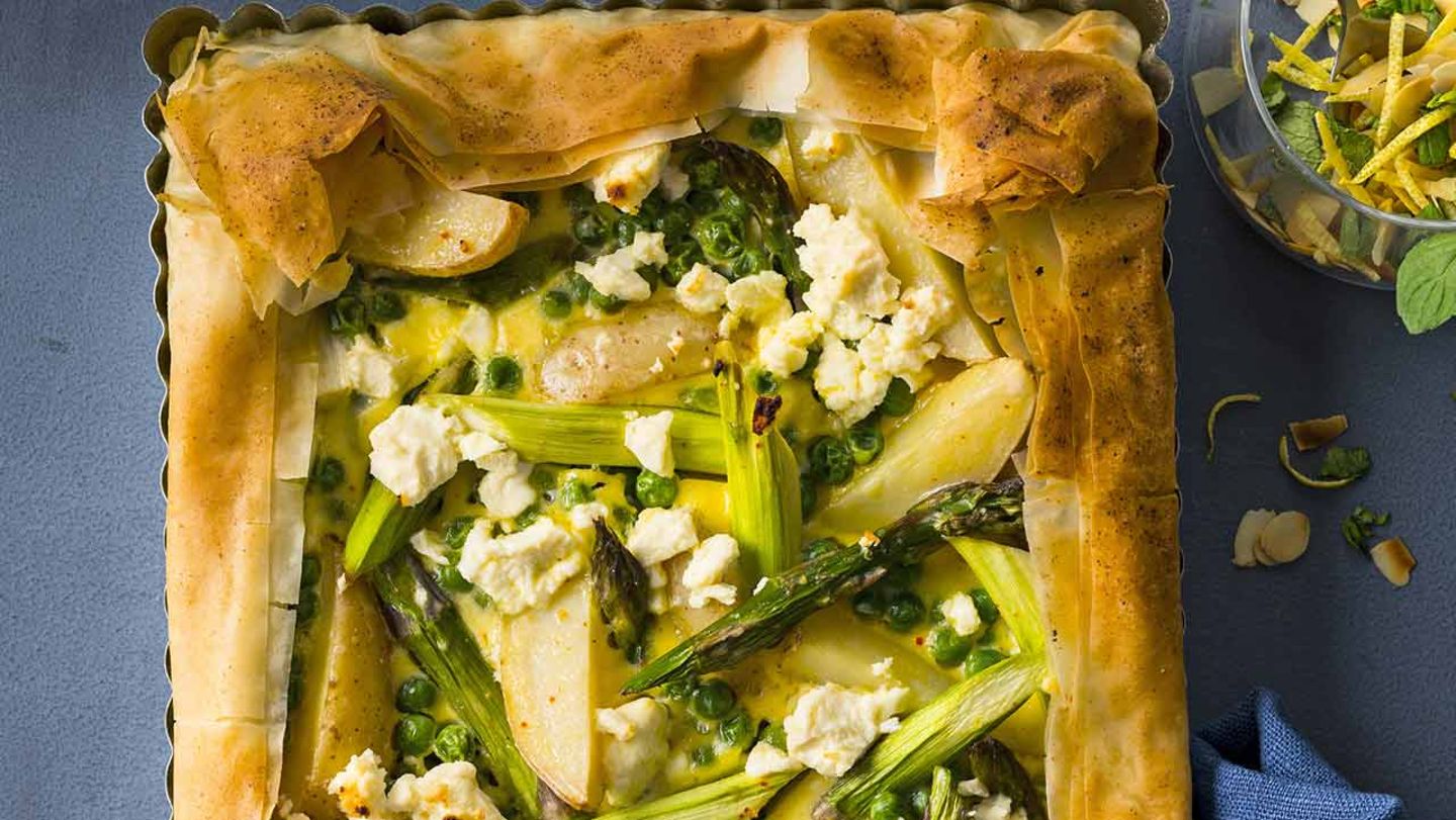 Grüne Filoteig-Tarte mit Minz-Mandel-Gremolata Rezept