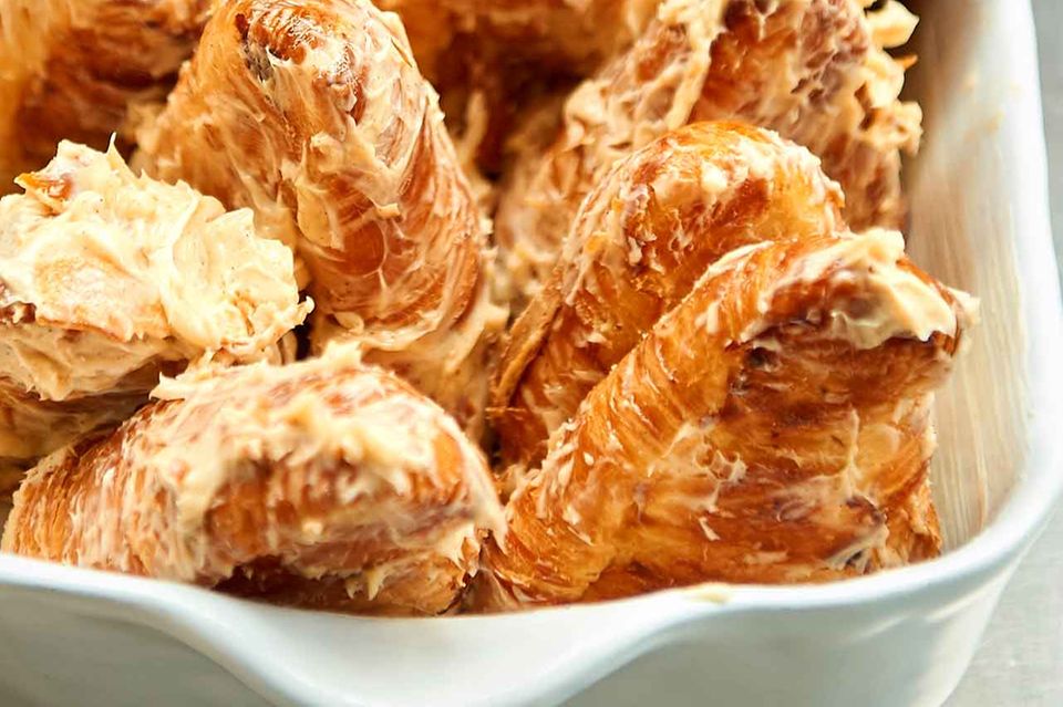 Buttrige Croissant-Hälften in Auflaufform