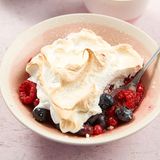 Beeren mit Baiser-Haube