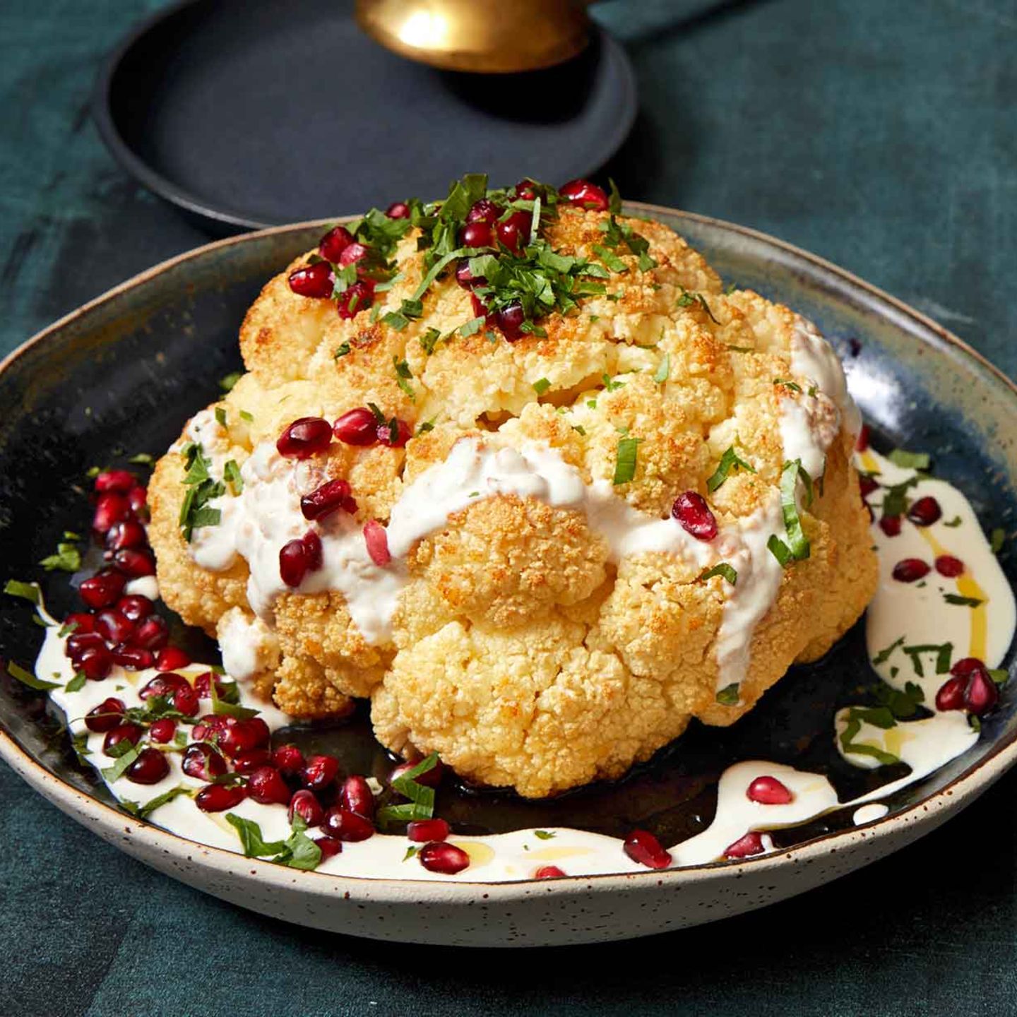 Gerösteter Blumenkohl mit Tahini-Joghurt-Sauce Rezept - [ESSEN UND TRINKEN]