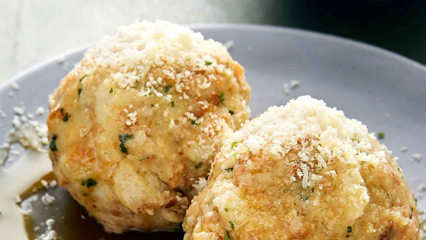 Semmelknödel mit brauner Butter und Parmesan Rezept