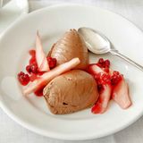 Mousse au Chocolat mit Birnen-Beeren-Kompott