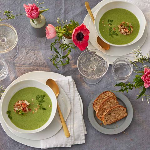 Kerbelrahmsuppe mit Garnelen-Tatar