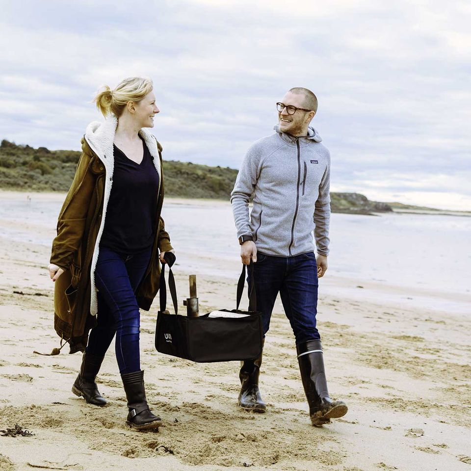 Darina und Kristian von Ooni am Strand mit einem Pizzaofen Darina und Kristian von Ooni am Strand mit einem Pizzaofen