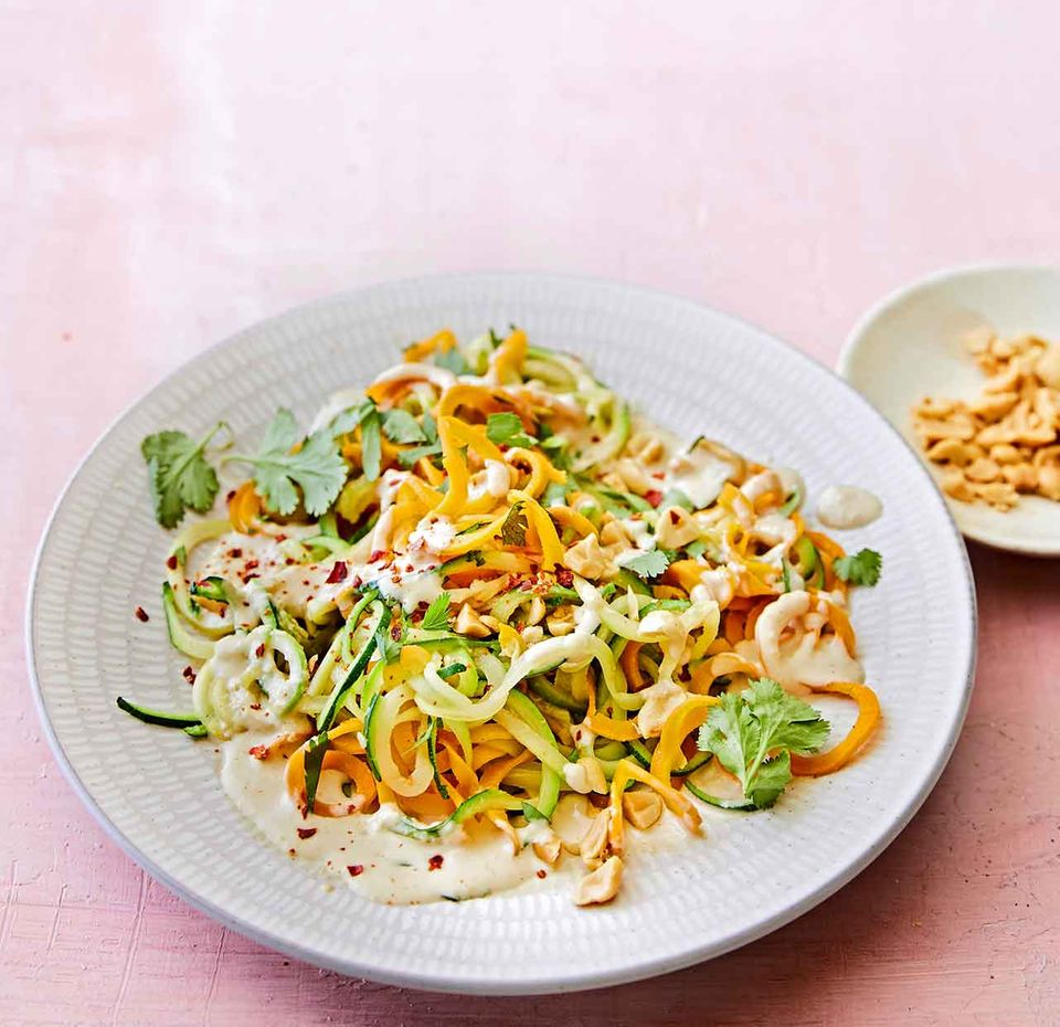 Gemüsenudeln mit Erdnusssauce Gemüsenudeln mit Erdnusssauce