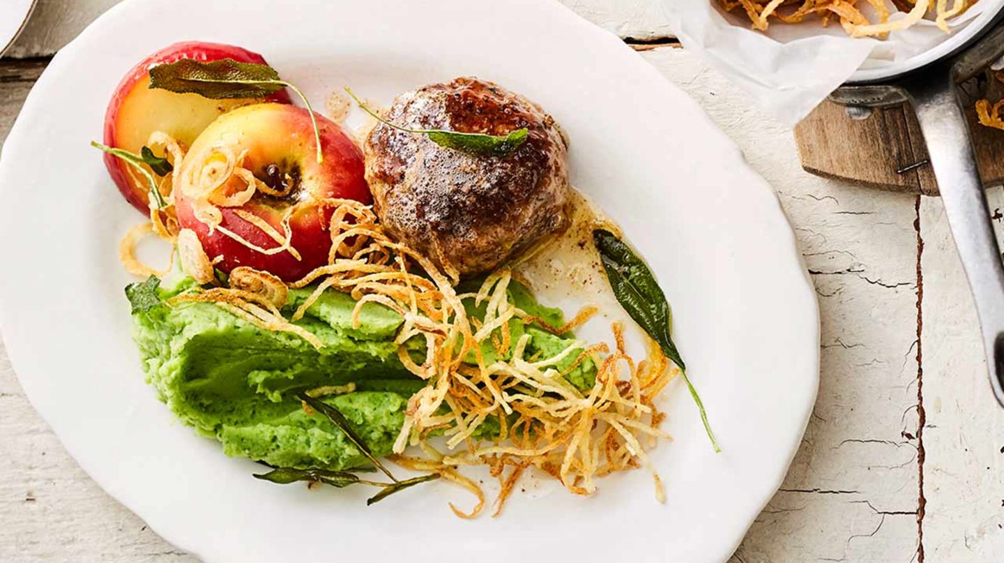 Grünes Kartoffelpüree mit Bratapfel und Kartoffelstroh Rezept