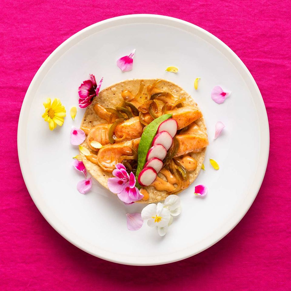 Knusprige Tostadas mit Lachs und Jalapeños