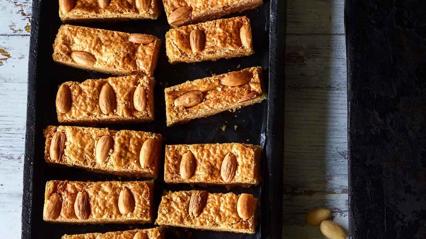 Mandelstreifen mit Orangenmarzipan Rezept