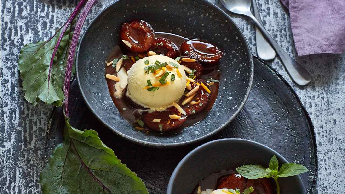 Gewürz-Zwetschgen mit Marzipaneis Rezept