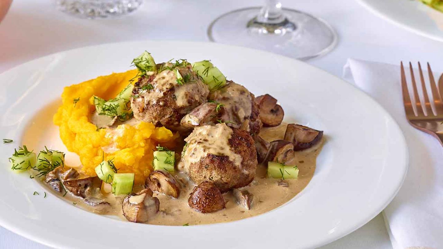 Buletten-Pilz-Topf mit Kartoffel-Kürbis-Stampf Rezept