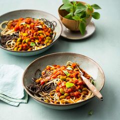 Schwarze-Bohnen-Spaghetti mit Tomaten-Miso-Sauce