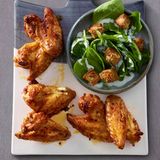 Chickenwings mit Spinatsalat