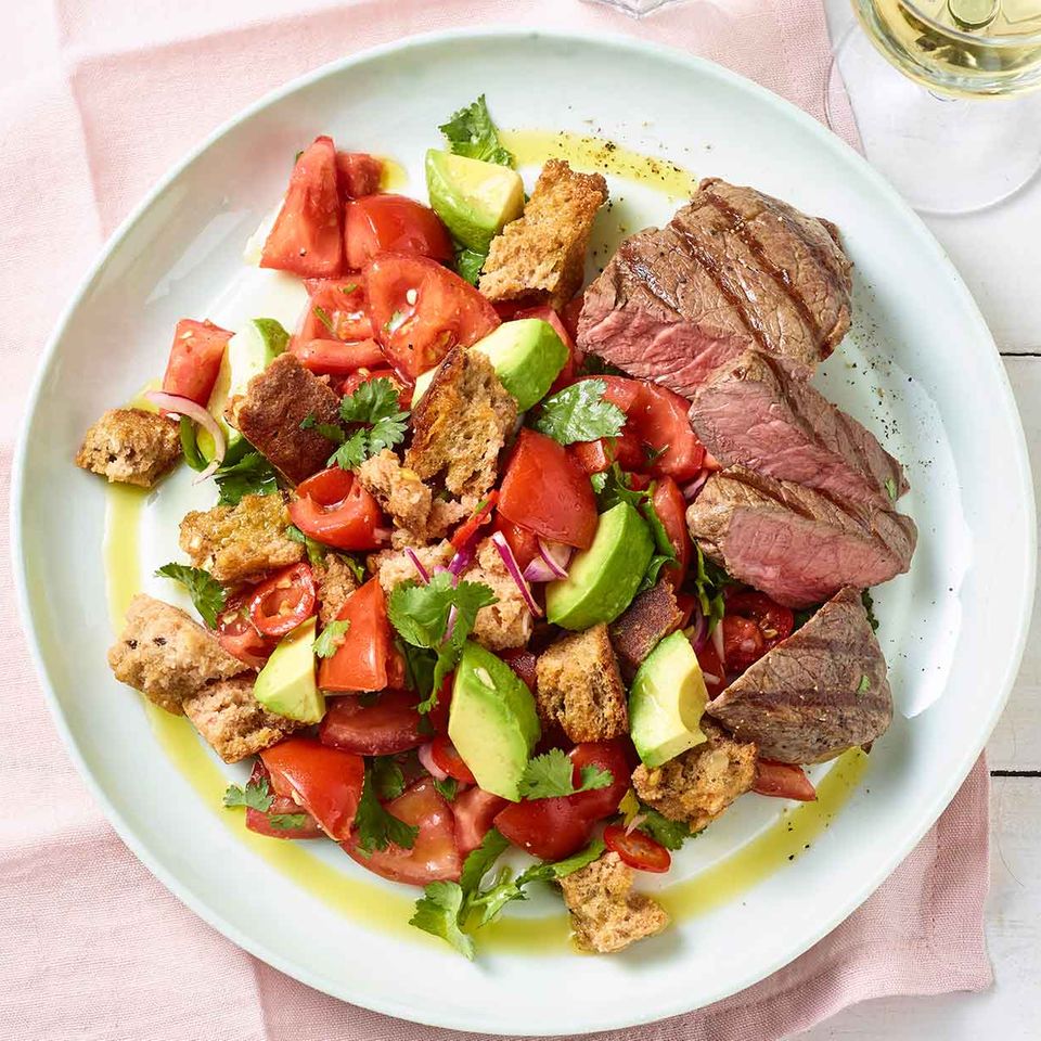 Tomaten-Brot-Salat mit Steak