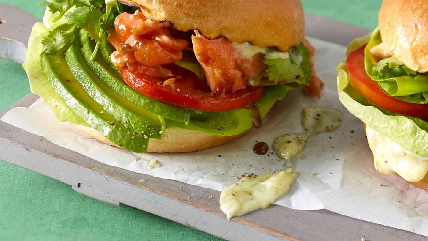 Lachs-Burger mit Avocado Rezept - [ESSEN UND TRINKEN]