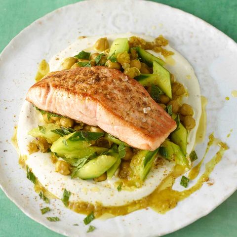 Lachs mit Kichererbsen-Gurken-Gemüse