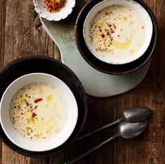 Kartoffelsuppe mit Haselnüssen und Paprika