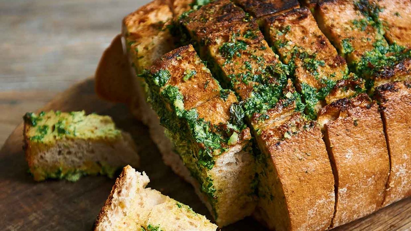 Einfaches Knoblauchbrot mit Kräutern