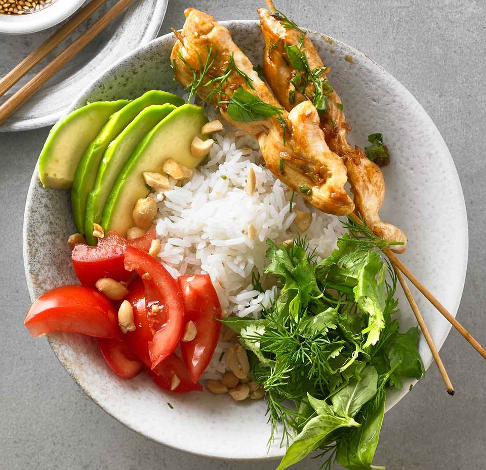Asia-Bowl mit Kräutersalat Asia-Bowl mit Kräutersalat