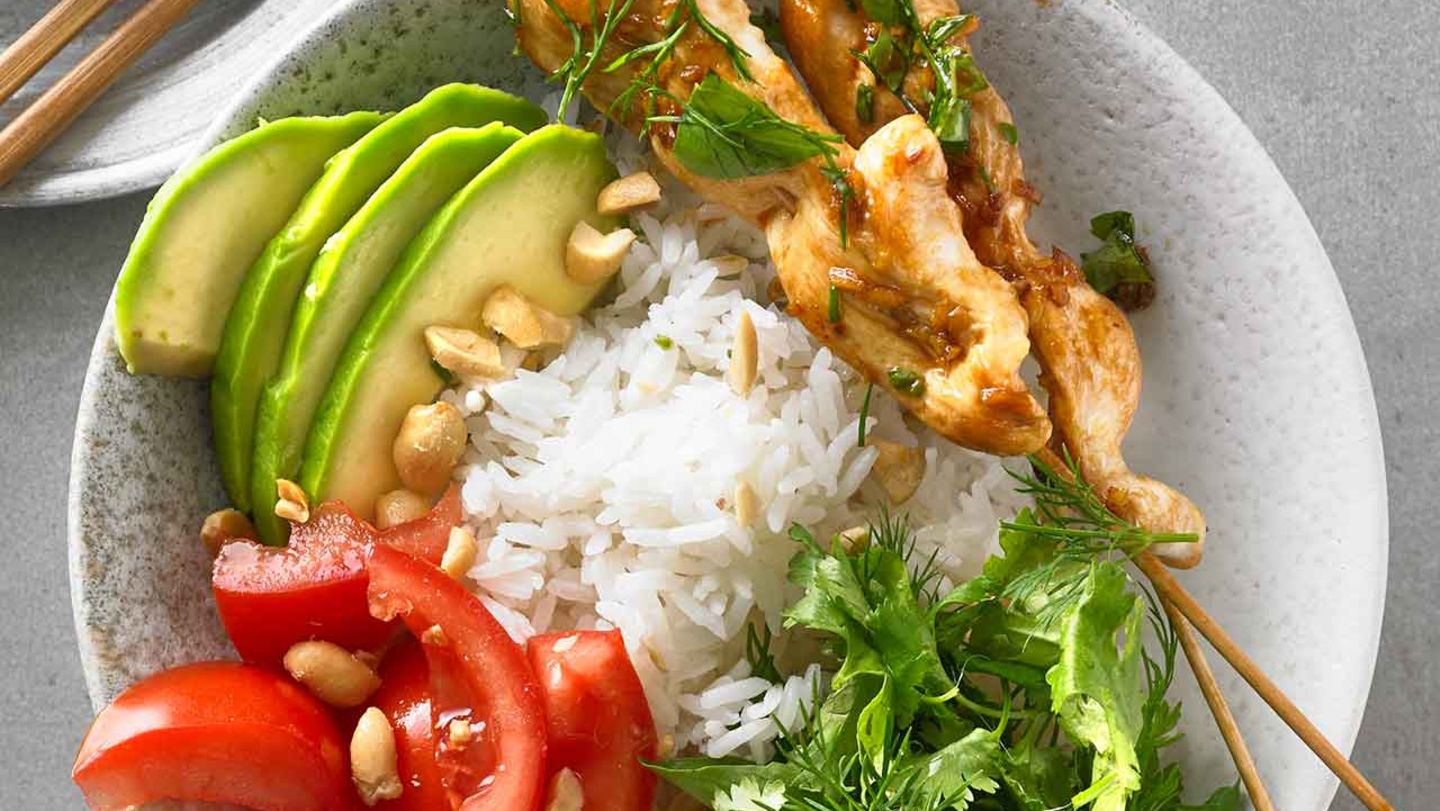 Asia-Bowl mit Kräutersalat Rezept - [ESSEN UND TRINKEN]