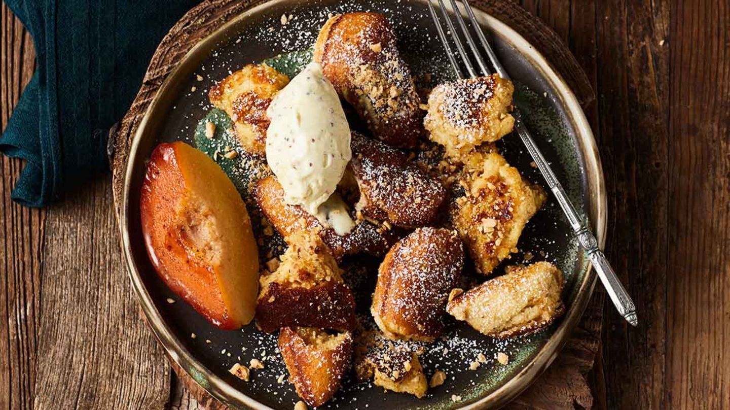 Haselnuss-Schmarren mit Apfel und Senfeis Rezept