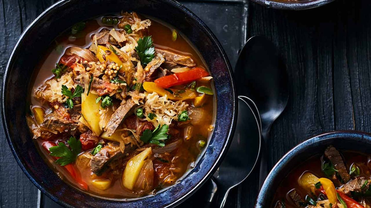 Soljanka mit Gewürzgurken-Schmand Rezept - [ESSEN UND TRINKEN]