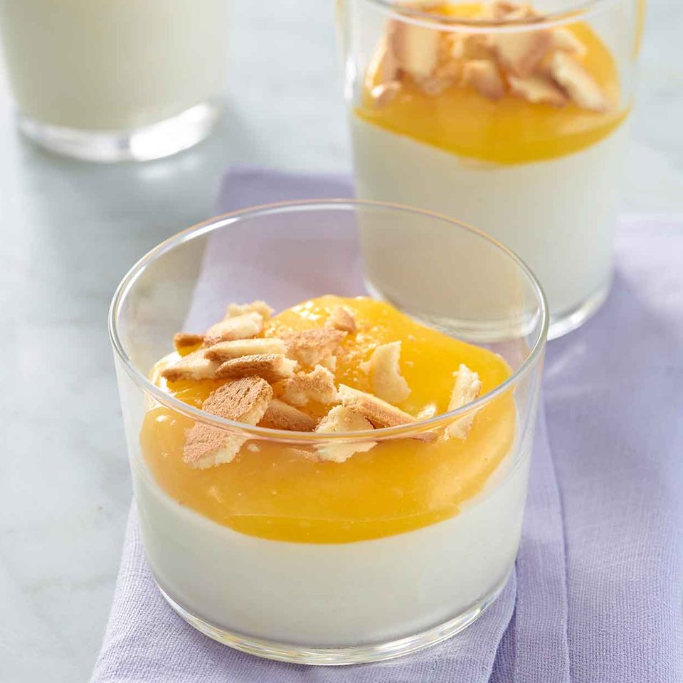 Geeiste Joghurt-Mousse mit Lemon Curd Rezept - [ESSEN UND TRINKEN]