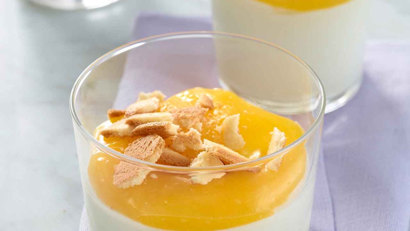 Geeiste Joghurt-Mousse mit Lemon Curd Rezept - [ESSEN UND TRINKEN]