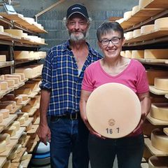 Rosemarie und Edy Hurschler von der Alp Hüttismatt in ihrem Käsekeller