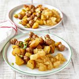 Bratwurstpfanne mit Apfelkompott