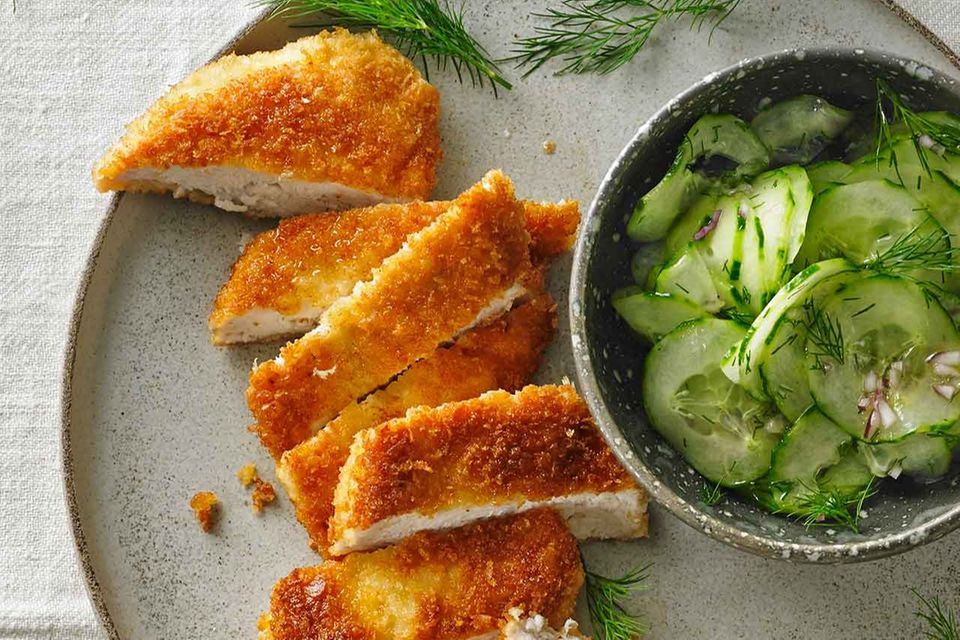 Knusperhähnchen mit Gurkensalat