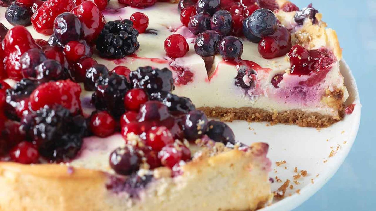 Beeren-Käsekuchen mit Keksboden Rezept - [ESSEN UND TRINKEN]